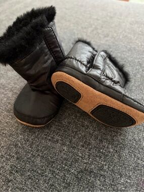 Robeez Black Quilted Faux-Fur Cuff Baby Boots with Tan Soles